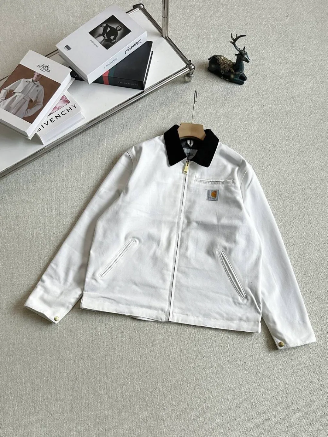 (Added cotton +10) J 01 Carhartt Classic Detroit Jacket is presented with both hands! They are all Classic colors, you can really choose any one. Multi-color options, after all, they are not expensive. You can change them and match them with different pants, there is no problem at all!! The new environmentally friendly cotton twill fabric has a lightly washed feel, and it will look better with time! Corduroy lapels, Classic restoration, custom Gold zippers, and Gold buttons all have logos that will wear out with use and feel better. , regular size, non-mainstream fat version, more suitable for daily wear, all styles can be controlled, unbeatable cost performance! Style number: J 01# Color: Black White Khaki Cream White Petrol Blue Purple Size: S M L XL S Bust 126 Shoulder Width 53. Sleeve length 62, dress length 67, bust 130, shoulder width 54. Sleeve length 63L, body length 69L, bust 134L, shoulder width 55L. Sleeve length 64, dress length 71 Xl, bust 138, shoulder width 56. Sleeve length 65, clothing length 73